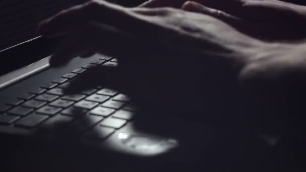 Молодой человек работает на своем ноутбуке, печатает и использует тачпад . — стоковое видео