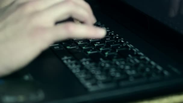 Jonge man te typen op zijn laptop. — Stockvideo
