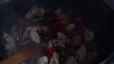 Şef soya sosu wok tavada Sebzeli tavuk ekler