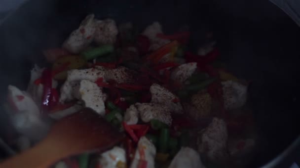 Şef aşçılar bir wok tavada sebzeli tavuk. — Stok video