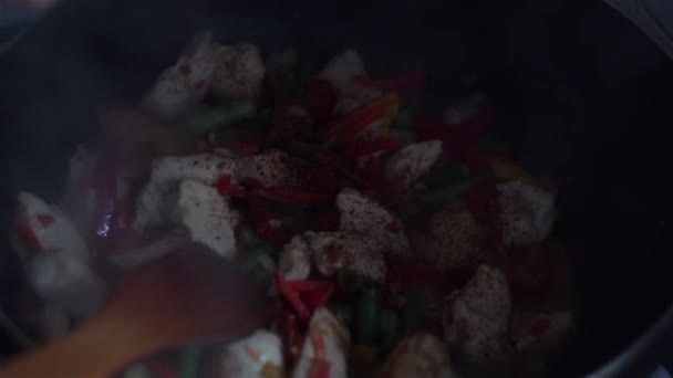 Chef-kok voegt sojasaus om kip met groenten in de wok pan — Stockvideo