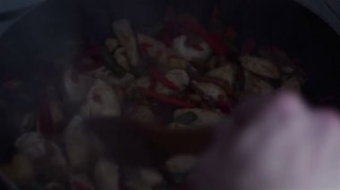 Şef wok tavada sebzeli tavuk karışımları.