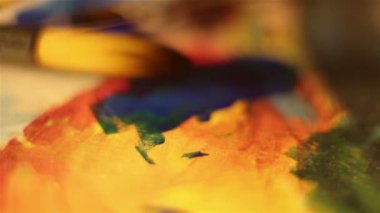 Sanatçı vuruş mavi boya tuval üzerine koyar..