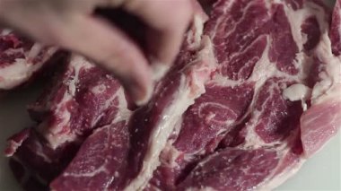 Şef tuz taze et sprinkles..