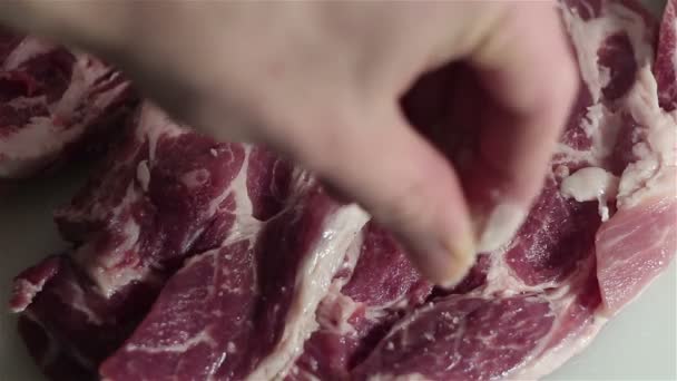 Chef Kok Hagelslag Zout Vers Vlees Een Bord Roosteren — Stockvideo