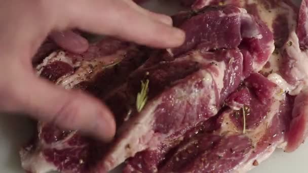 Kocken marinering färskt kött i kryddor och olivolja. — Stockvideo