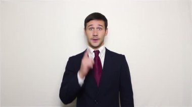 Başparmak yukarıya, dostluk müşteriyle teyit gösterilen genç yakışıklı işadamı.