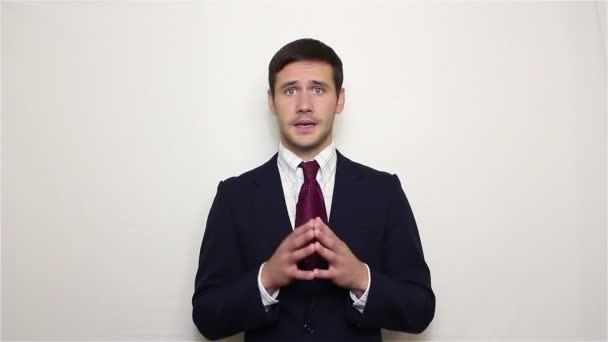 Junger gutaussehender Geschäftsmann verhandelt aktiv mit Kunden im Videochat — Stockvideo