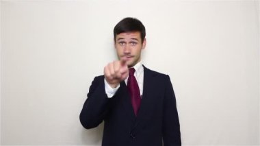 Genç yakışıklı işadamı parmaklarıyla işaret eder ve sen diyor.