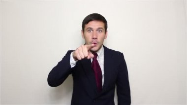 Genç yakışıklı işadamı parmaklarıyla işaret eder ve kovulursun diyor