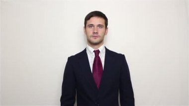 Genç yakışıklı işadamı threateningly yumruğunu gösterilen.
