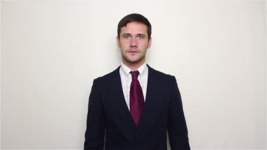 Genç yakışıklı işadamı havada bir kalp çizer.