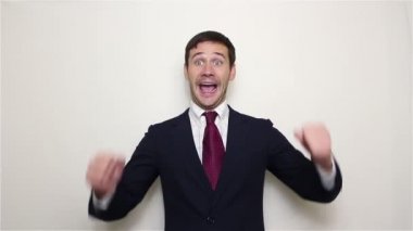 Genç yakışıklı işadamı aktif olarak başarılı bir anlaşma zevk