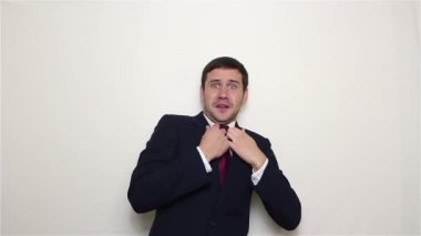 Genç yakışıklı iş adamı korku tehlike silkiyor ve elleriyle yüzünü kapsar.