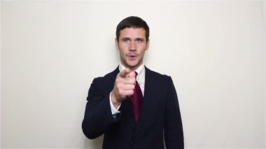 Genç yakışıklı işadamı parmağını muhatap puan ve beni ara bir jest yapar.