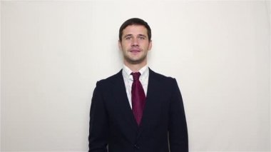 Genç yakışıklı işadamı parmağını muhatap puan ve beni geri aramak için bir jest yapar.
