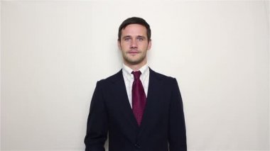 Genç yakışıklı işadamı gülümseyen ve parmaklarında 3 sayma.