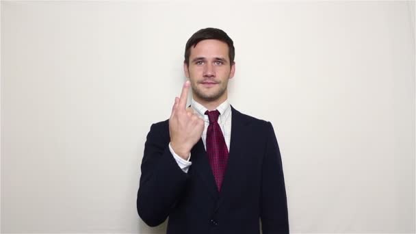 Jovem empresário bonito está sorrindo e contando com os dedos até 5 . — Vídeo de Stock