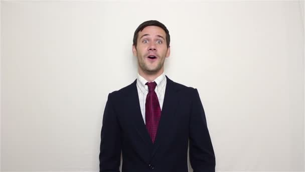 Jeune bel homme d'affaires en costume bleu souriant et agitant la main saluant les clients . — Video