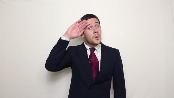 Junger Gutaussehender Geschäftsmann Blauen Anzug Wischt Sich Mit Relief Den — Stockvideo