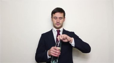 Genç yakışıklı işadamı suyu plastik şişeden içer..