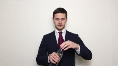 Genç yakışıklı işadamı gülümseyen ve içme suyu plastik bir şişe olduğunu.