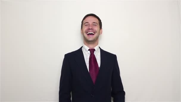 Jeune homme d'affaires beau rit activement avec de bonnes blagues collègues . — Video