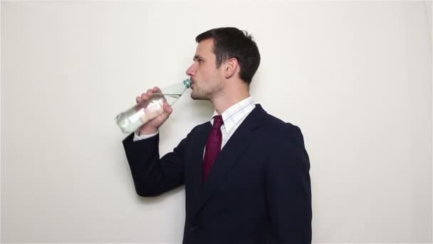 Jovem Empresário Bonito Bebe Água Uma Garrafa Plástico Retrato Sobre — Vídeo de Stock