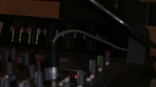 Vista de la consola de sonido con muchos indicadores, controles deslizantes, botones y relés . — Vídeos de Stock