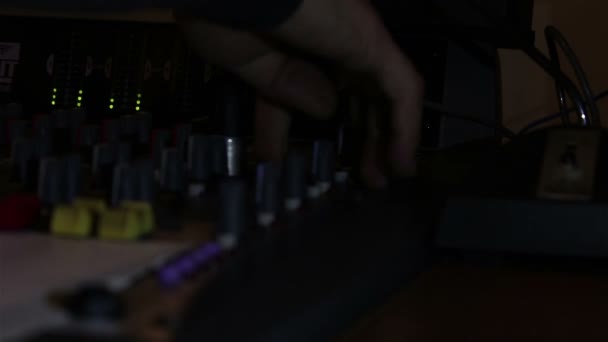 Vista de la consola de sonido con muchos indicadores, controles deslizantes, botones y relés . — Vídeos de Stock