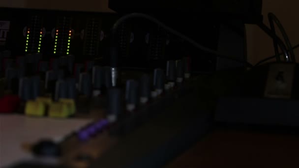 Vista de la consola de sonido con muchos indicadores, controles deslizantes, botones y relés . — Vídeos de Stock