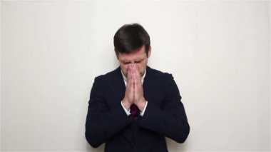 Genç yakışıklı işadamı hapşırma ve eliyle ağzını kapsar.