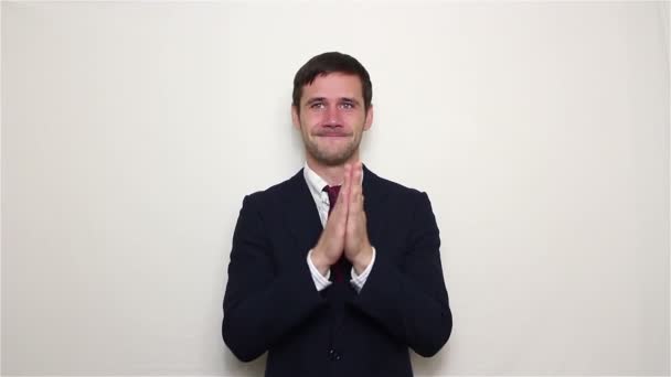 Jovem empresário bonito está sorrindo e esfregando as mãos. — Vídeo de Stock