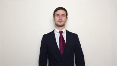 Genç yakışıklı işadamı boğazını kesme tehditkar bir el hareketi gösterilen.
