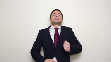 Genç yakışıklı işadamı kalbi elleriyle yakalıyor, ilaçlarını alıyor ve onları alır.