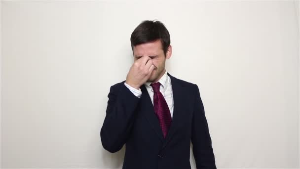 Fiatal, jóképű üzletember dörzsöli a szemét, és erősen sóhajt. — Stock videók