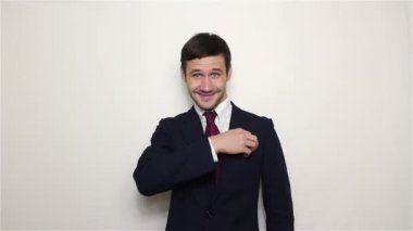 Genç yakışıklı işadamı bir kartvizit cebinden çıkarır ve eşine lastik gibi