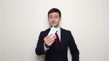 Genç yakışıklı işadamı bir kartvizit cebinden çıkarır ve eşine lastik gibi
