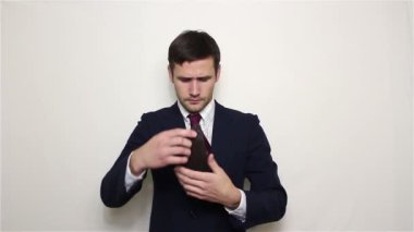 Genç yakışıklı işadamı cüzdanı bir dolar çeker ve kameraya lastik gibi.