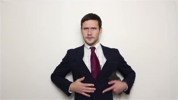 Fiatal, jóképű üzletember névjegy húzza ki a zsebéből, és húzódik meg, hogy élettársa — Stock videók