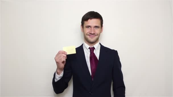 Ung snygg affärsman visar sitt gyllene kreditkort. — Stockvideo
