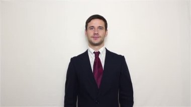 Genç yakışıklı işadamı onun smartphone cebinden çıkarır ve news feed görünüyor. Beyaz arka plan üzerinde portre