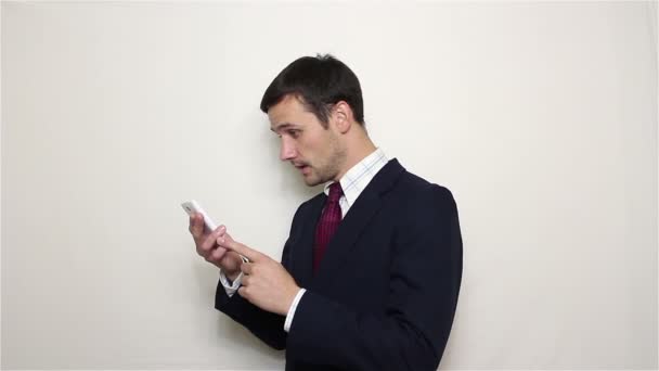 Молодой привлекательный бизнесмен говорит по видеосвязи на своем смартфоне . — стоковое видео