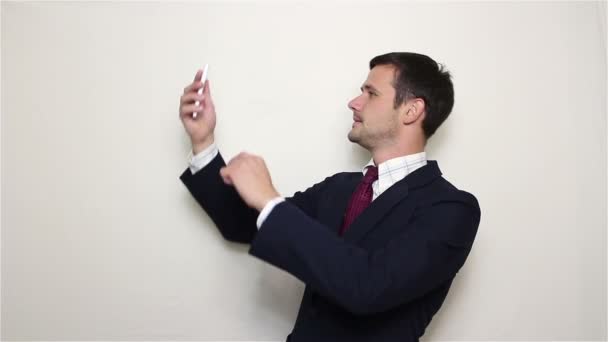 Młody przystojny biznesmen Dokonywanie selfie, uśmiecha się i macha ręką. — Wideo stockowe