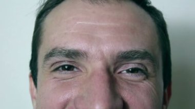 Genç yakışıklı gülümseyen işadamı portresi.