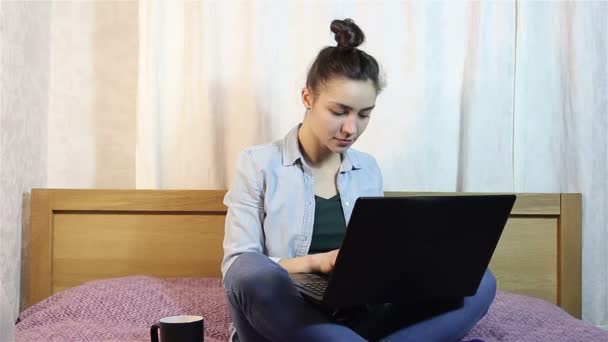 Una joven hermosa chica frotando los ojos de la fatiga trabajando en su computadora portátil . — Vídeo de stock