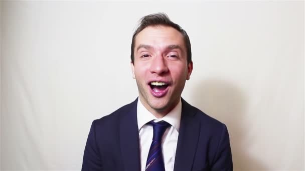 Mladý pohledný podnikatel při pohledu na fotoaparát a směje se. — Stock video