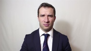 Genç yakışıklı işadamı başparmak aşağı iki el ile onun hoşnutsuzluğunu ifade gösterir.