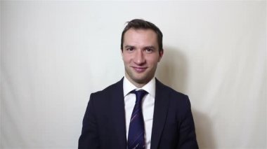 Genç yakışıklı işadamı evet der ve başını sallar.