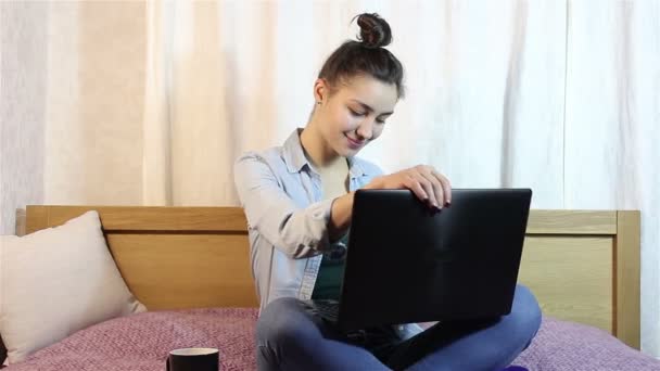 Krásná mladá dívka, mnula si oči únavou, pracuje na svém laptopu. — Stock video